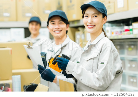 年輕的工作人員在箱子上工作 年輕的工作人員在箱子上工作 112504152