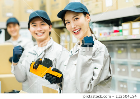 Smiling young shipping team 112504154
