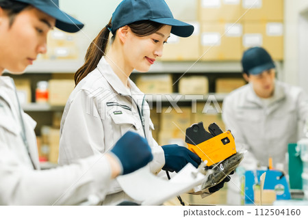 Light work team doing shipping work 112504160