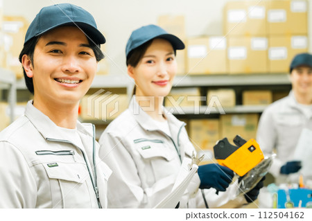 Light work team doing shipping work Light work team doing shipping work 112504162