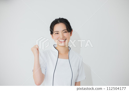 Aestheticians to bow 112504177