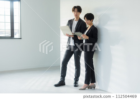 商人站著說話 112504469