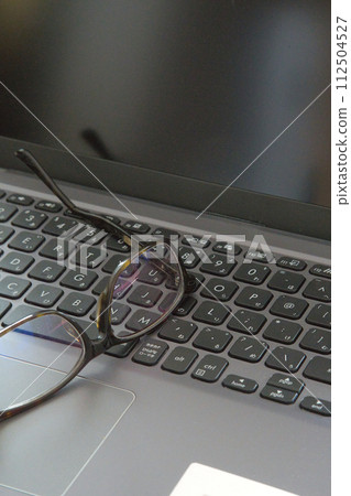 筆記型電腦鍵盤、眼鏡、商業形象、筆記本、智慧型手機、鍵盤影像 筆記型電腦鍵盤、眼鏡、商業形象、筆記本、智慧型手機、鍵盤影像 112504527