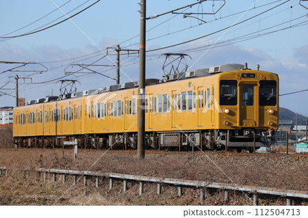 The 105 series runs along the Sanyo Main Line in the morning! The 105 series runs along the Sanyo Main Line in the morning! 112504713