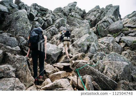 攀登法劍嶽山鏈的登山者 112504748