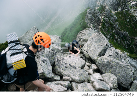 登山者從寶劍岳的岩石區下山 登山者從寶劍岳的岩石區下山 112504749