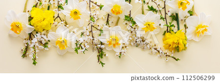Festive background with spring flowers 112506299