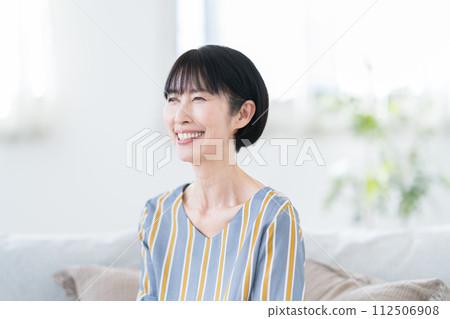 Middle female portrait 112506908