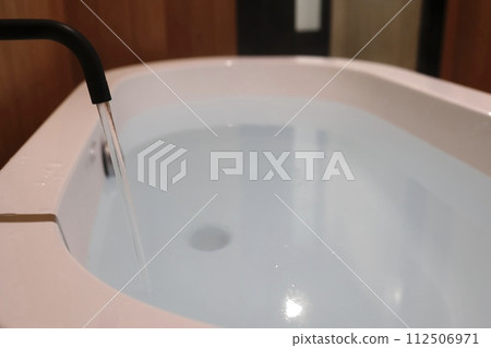 給浴缸注滿熱水 112506971