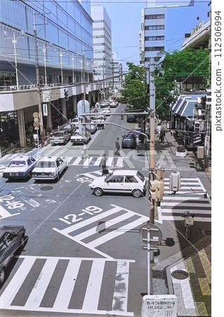 Scramble intersection in Bandai, Niigata City about 36 years ago [circa 1988] (colorized monochrome photo) 112506994