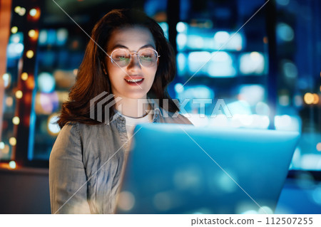 businesswoman working on laptop 112507255