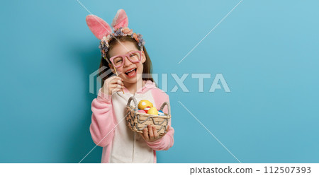 Girl with painted eggs. 112507393