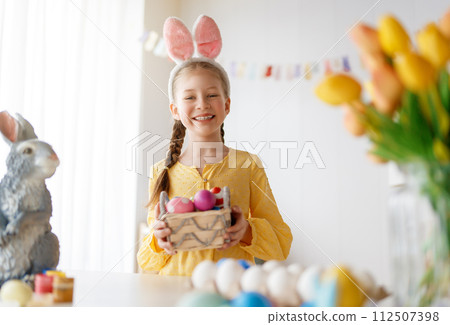 child painting eggs 112507398