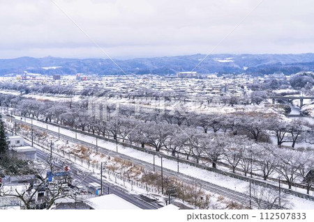 Early spring snow and cherry blossom trees seen from Funaoka Castle Ruins Park, Shibata Town, Miyagi Prefecture 112507833
