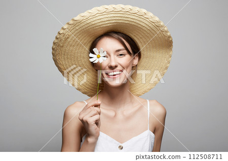Happy girl in hat with flower. beautiful smiling young woman 112508711