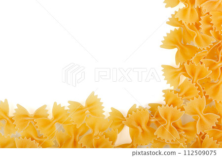 Different types and shapes of dry italian pasta 112509075