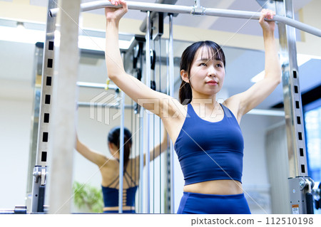 女性在健身房訓練身體、高位下拉、肌肉訓練女性鍛煉 112510198