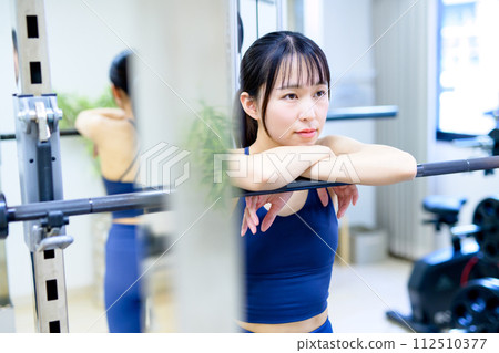 Portrait of a woman training her body at the gym Muscle training girl taking a break workout 112510377