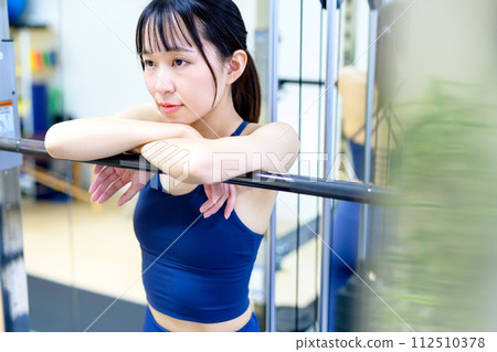 Portrait of a woman training her body at the gym Muscle training girl taking a break workout 112510378