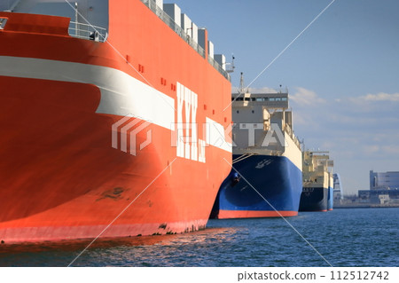 Cargo ship at anchor (Ariake, Koto-ku, Tokyo) 112512742