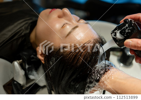 有的婦女香波在美容院 有的婦女香波在美容院 112513899