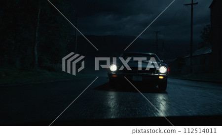 一輛汽車在黑暗中出現 一輛汽車在黑暗中出現 112514011