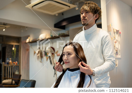 一位女士在美容院理髮 112514021