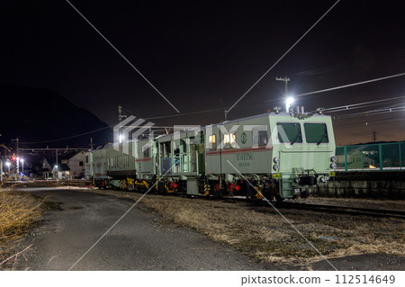 Roadbed stability work vehicle night view 112514649