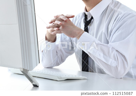 Businessman stuck at desk job 112515087