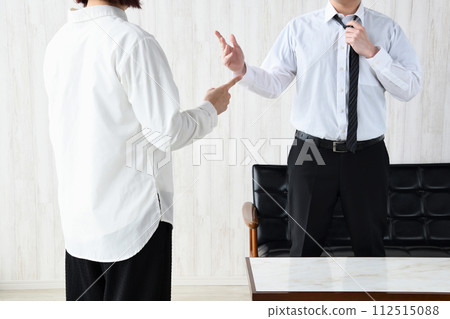 Businessman and his wife fighting 112515088