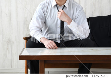 商人回到家，脫下領帶 112515090