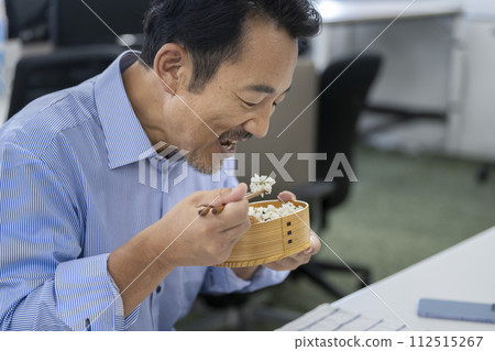 中年男子在工作中吃午餐 112515267