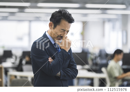 Middle-aged businessman feeling depressed in the office 112515976