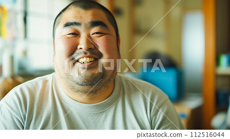 一個剃著鬍子的胖中年男人，臉上帶著幸福的微笑 112516044