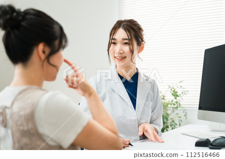 鼻部整形手術諮詢/接受耳鼻喉科醫生檢查的女性/醫療/訪談/諮詢（美容手術） 112516466