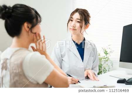 整容手術諮詢、女性接受身體檢查、身體檢查、諮詢(整容手術、皮膚科、皮膚護理) 整容手術諮詢、女性接受身體檢查、身體檢查、諮詢(整容手術、皮膚科、皮膚護理) 112516469