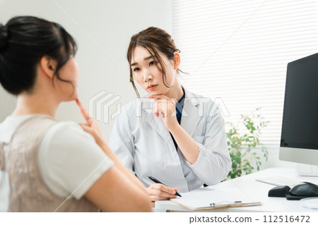 下顎手術的美容手術諮詢、女性接受身體檢查、身體檢查、諮詢（下顎問題） 112516472