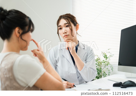 鼻部整形手術諮詢/接受耳鼻喉科醫生檢查的女性/醫療/訪談/諮詢(美容手術) 鼻部整形手術諮詢/接受耳鼻喉科醫生檢查的女性/醫療/訪談/諮詢(美容手術) 112516473