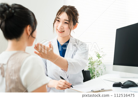 Cosmetic surgery counseling, women receiving medical examinations, medical examinations, consultations (cosmetic surgery, dermatology, skin care) 112516475