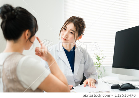 接受眼科醫師檢查、整形諮詢、醫療、訪談、諮商（眼睛、眼睛、視力）的女性 112516476