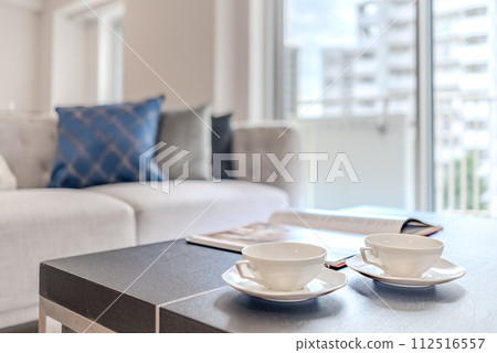 在桌上的茶杯 112516557