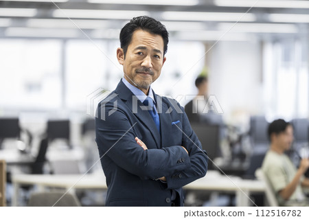 50 多歲的商人對著鏡頭微笑 50 多歲的商人對著鏡頭微笑 112516782