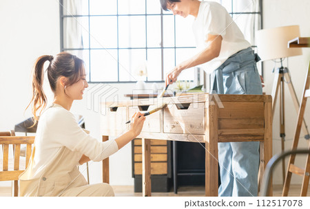 Men and women doing DIY Men and women doing DIY 112517078