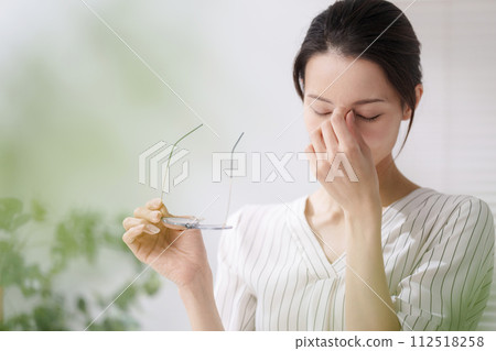 A woman wearing glasses 112518258