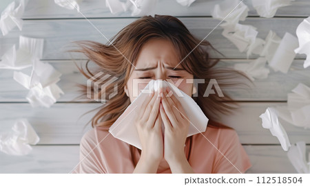 「患有花粉熱」：一名婦女用紙巾擤鼻涕，背景是散落的紙巾。<AI生成的素材> 112518504