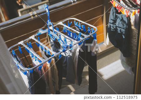 陽台上曬衣服的家庭 陽台上曬衣服的家庭 112518975
