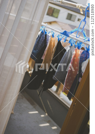 陽台上曬衣服的家庭 陽台上曬衣服的家庭 112518980