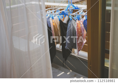 陽台上曬衣服的家庭 陽台上曬衣服的家庭 112518981