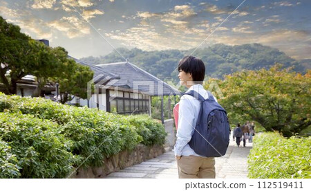 一名20多歲男子獨自在戶外散步的照片 112519411