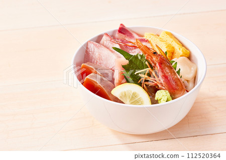 海鮮碗，白木板上的飯碗裡的鮮魚 112520364